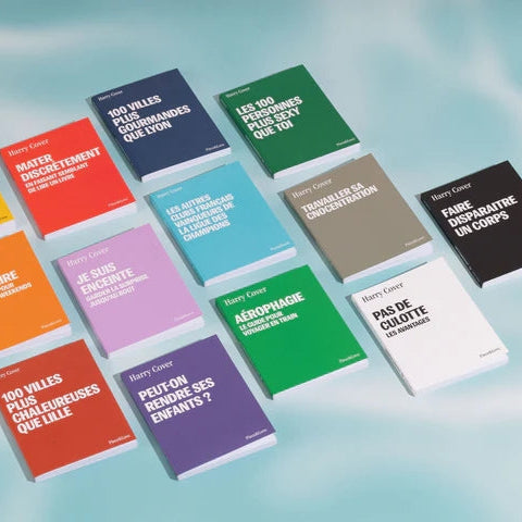 Carnet avec motif coloré et texte inspirant sur fond clair.