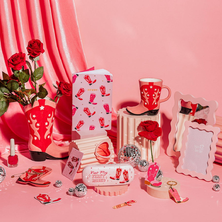 Carnet Cowboy avec motif de bottes et texte rose 'Howdy'