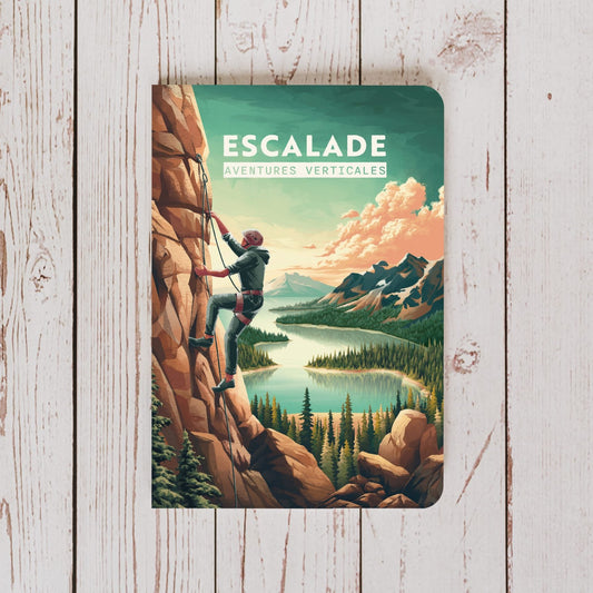 Carnet d'escalade ouvert, pages blanches et couverture texturée.