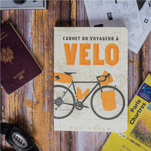 Carnet de voyageur à vélo ouvert, pages blanches et couverture en cuir