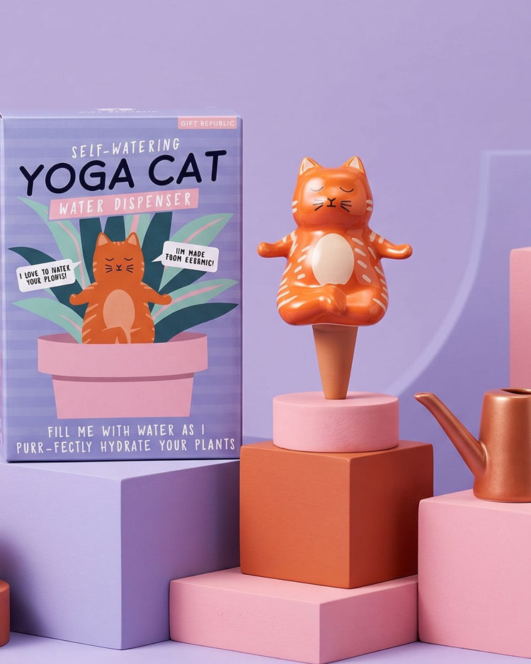 Distributeur d'eau en forme de chat faisant du yoga