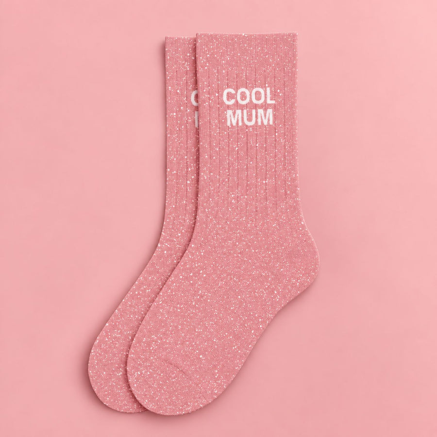 Chaussettes à paillettes avec motif 'Cool Mum' en gros plan