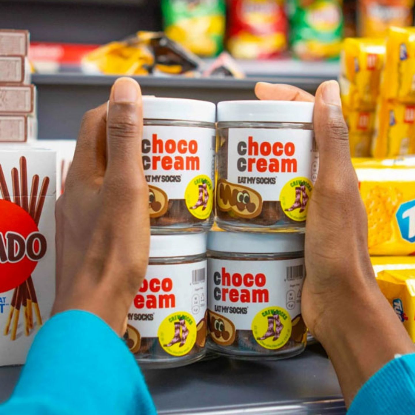 Chaussettes douillettes présentées dans un pot de pâte à tartiner