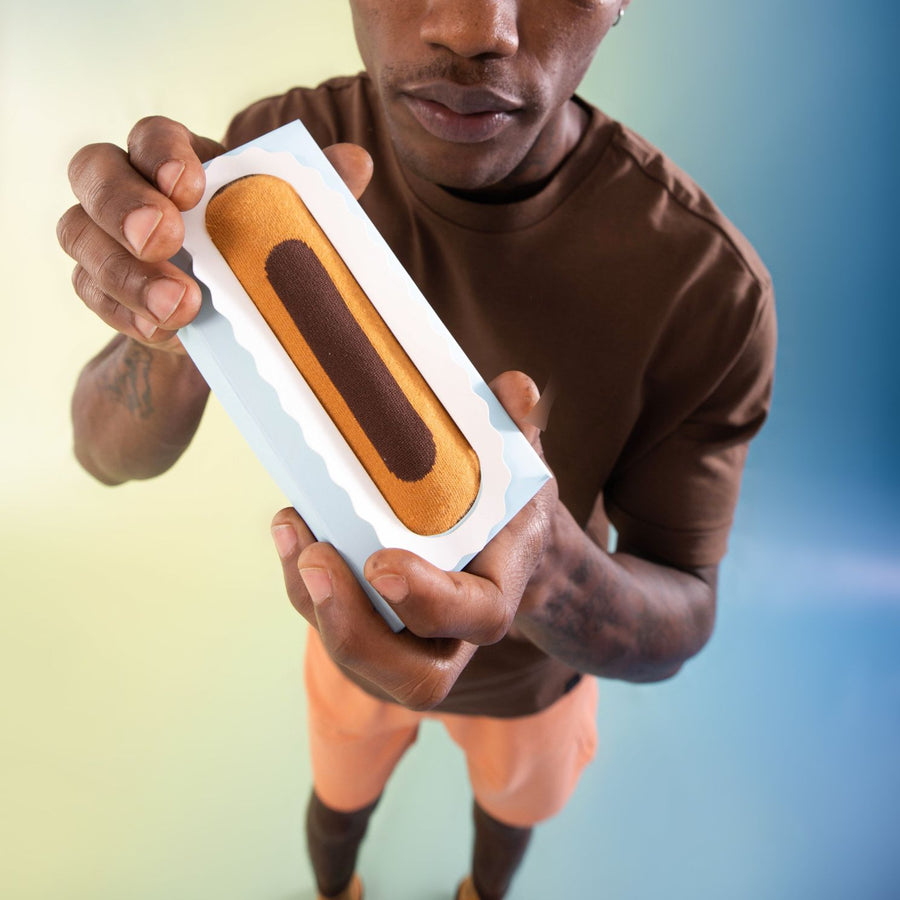 Chaussettes chocolat en forme d'éclair, vue de dessus.