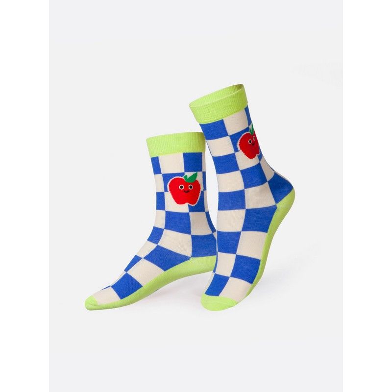 Chaussettes en forme de briquette de jus de pomme, vue de côté.