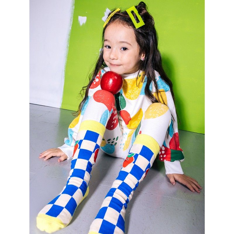 Chaussettes en forme de briquette de jus de pomme, vue de côté.