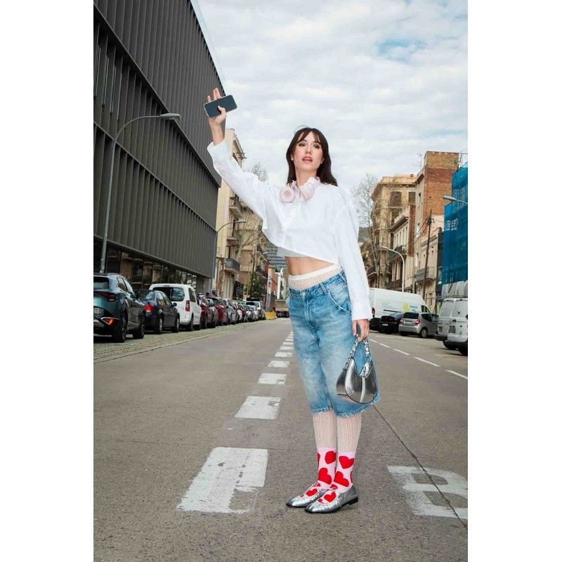 Chaussettes avec motif cœur, texture douce et colorée.