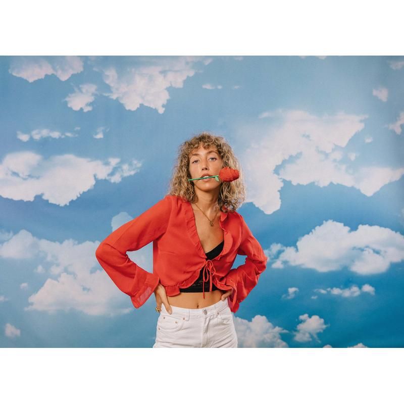 Chaussettes rose avec motif à rayures rouges sur le dessus.