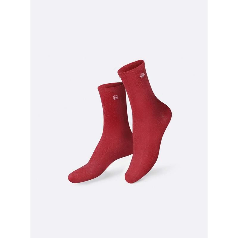 Chaussettes rose avec motifs rouges en vue rapprochée