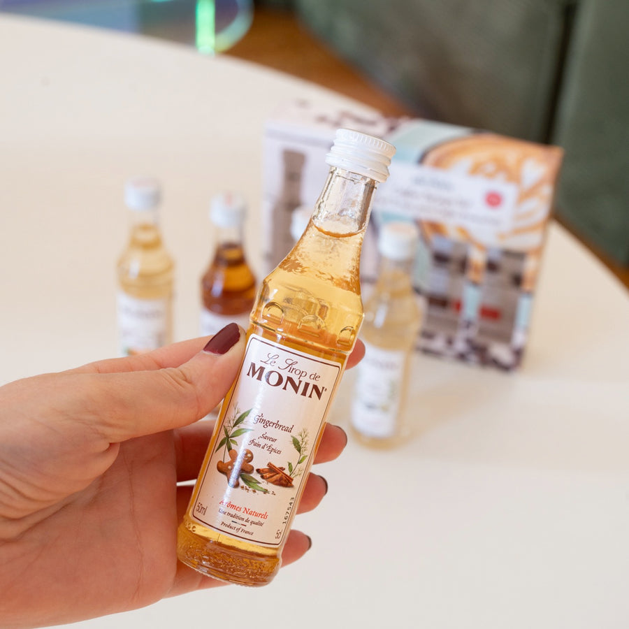 Coffret de 5 sirops avec étiquettes colorées et variées.