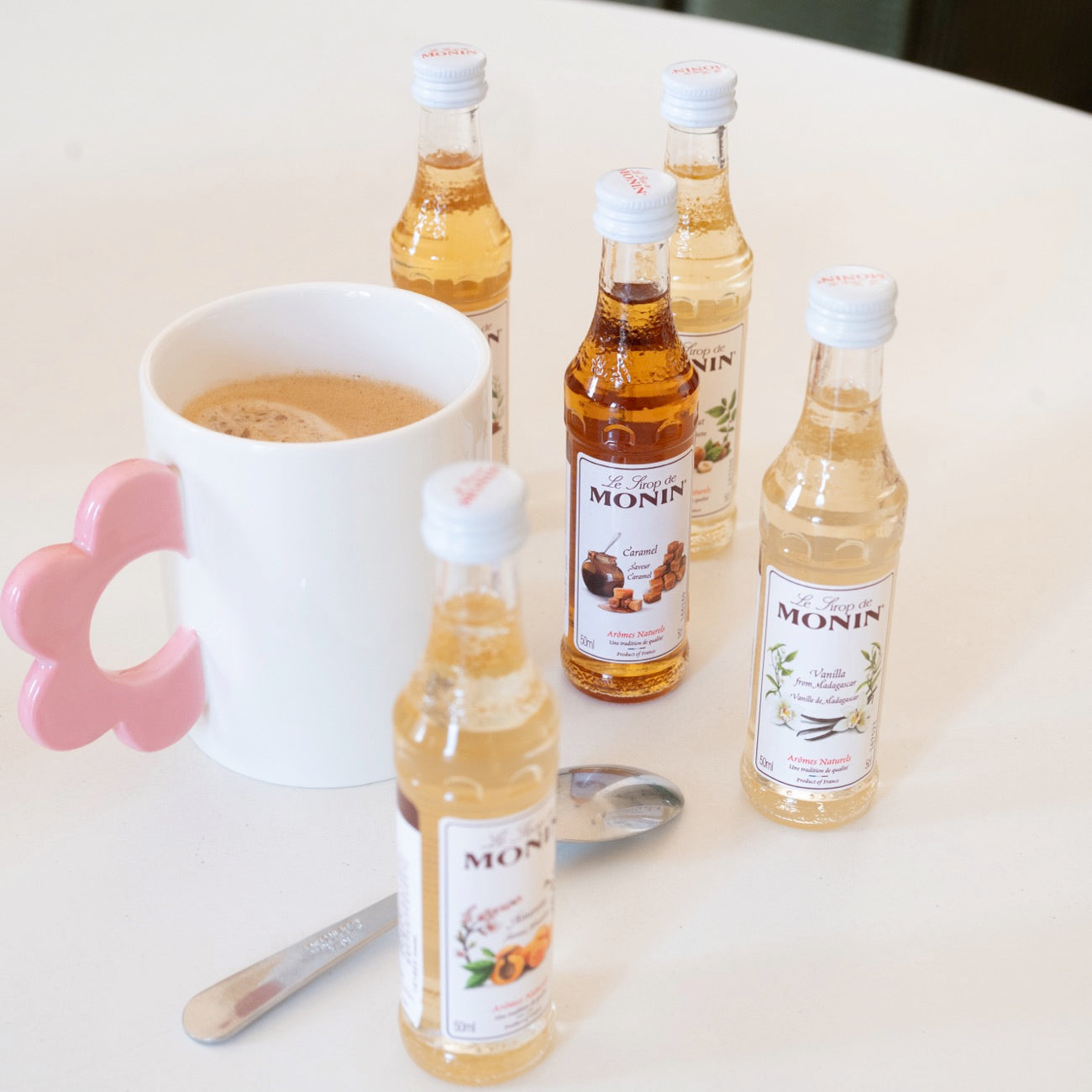 Coffret de 5 sirops avec étiquettes colorées et variées.