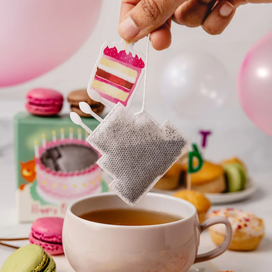 Coffret de thé élégant avec motifs floraux colorés.