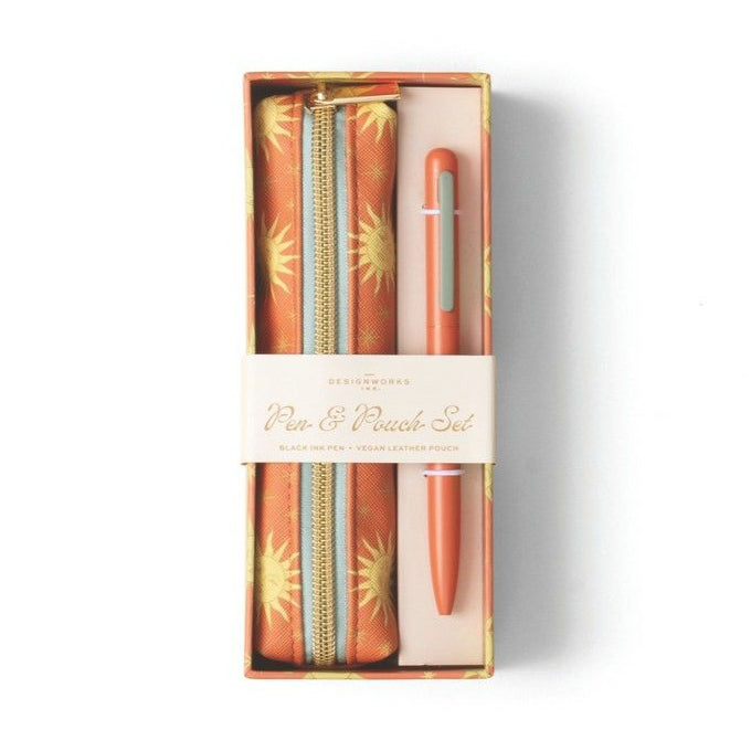 Coffret trousse et stylo terracotta avec motifs solaires dorés.