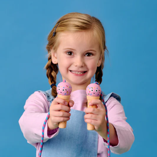 Poignées en forme de cornets de glace sur corde à sauter