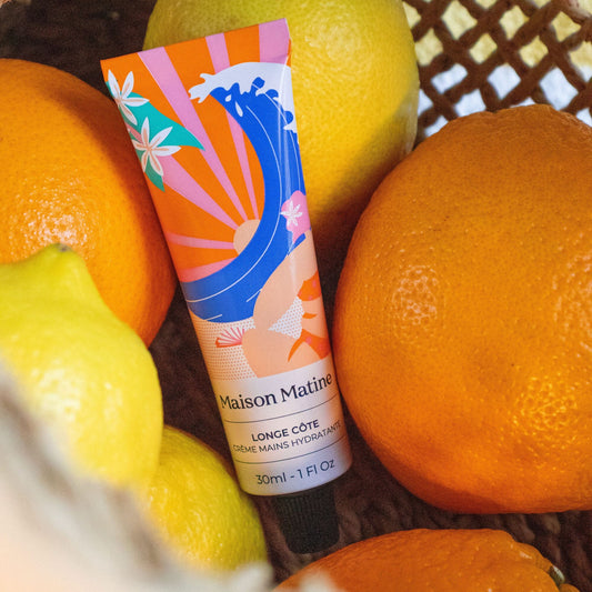 Crème pour les mains Summer avec texture crémeuse et flacon élégant.