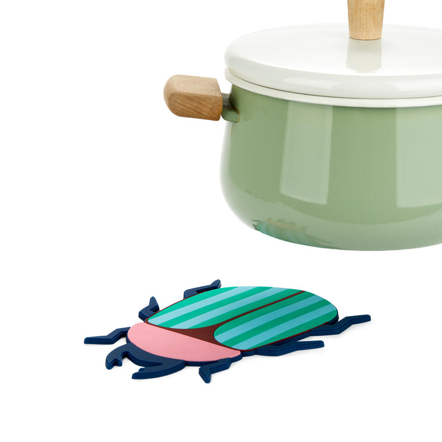 Dessous de plat en forme de scarabée avec motifs colorés.