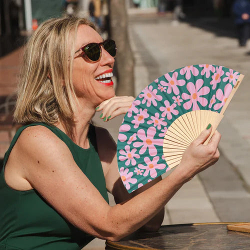 Éventail floral avec motifs roses et verts, angle de côté