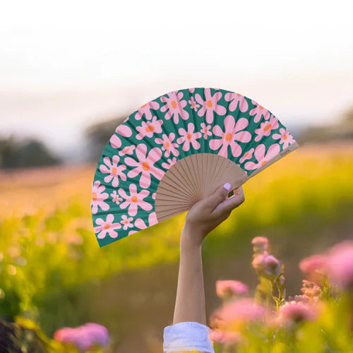 Éventail floral avec motifs roses et verts, angle de côté