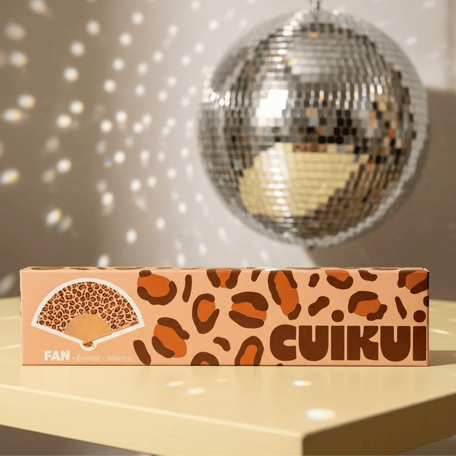 Éventail motif léopard avec bois clair, ouvert en détail