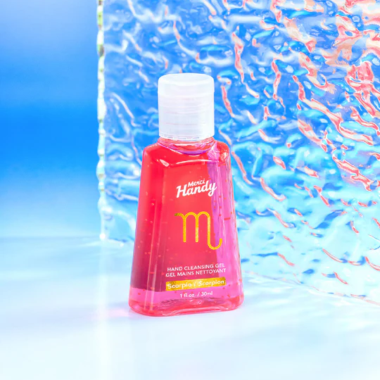 Gel pour les mains avec motif scorpion sur fond clair.