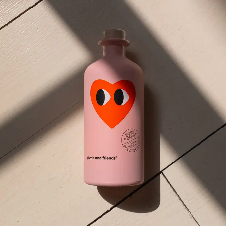 Bouteille d'huile d'olive avec étiquette colorée et design élégant.