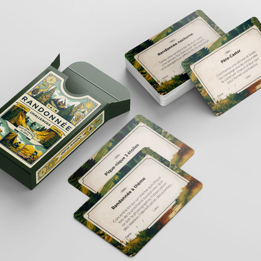 Jeu de cartes sur fond naturel, illustrant des défis de randonnée.