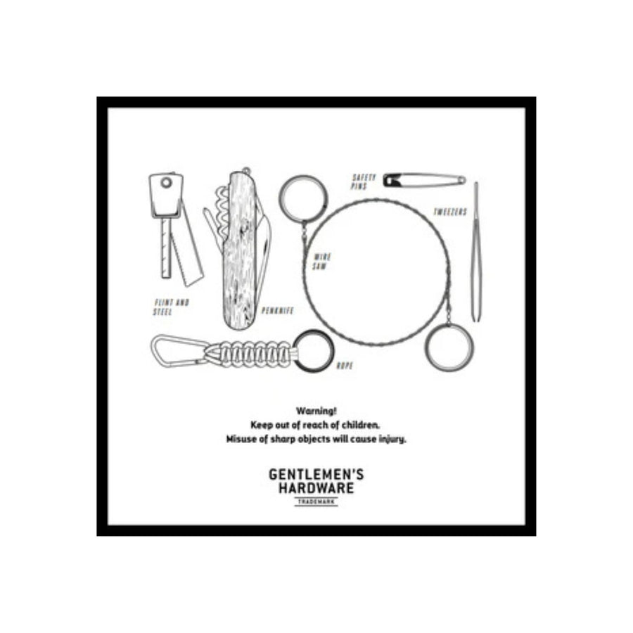 Kit de survie avec outils variés sur fond naturel