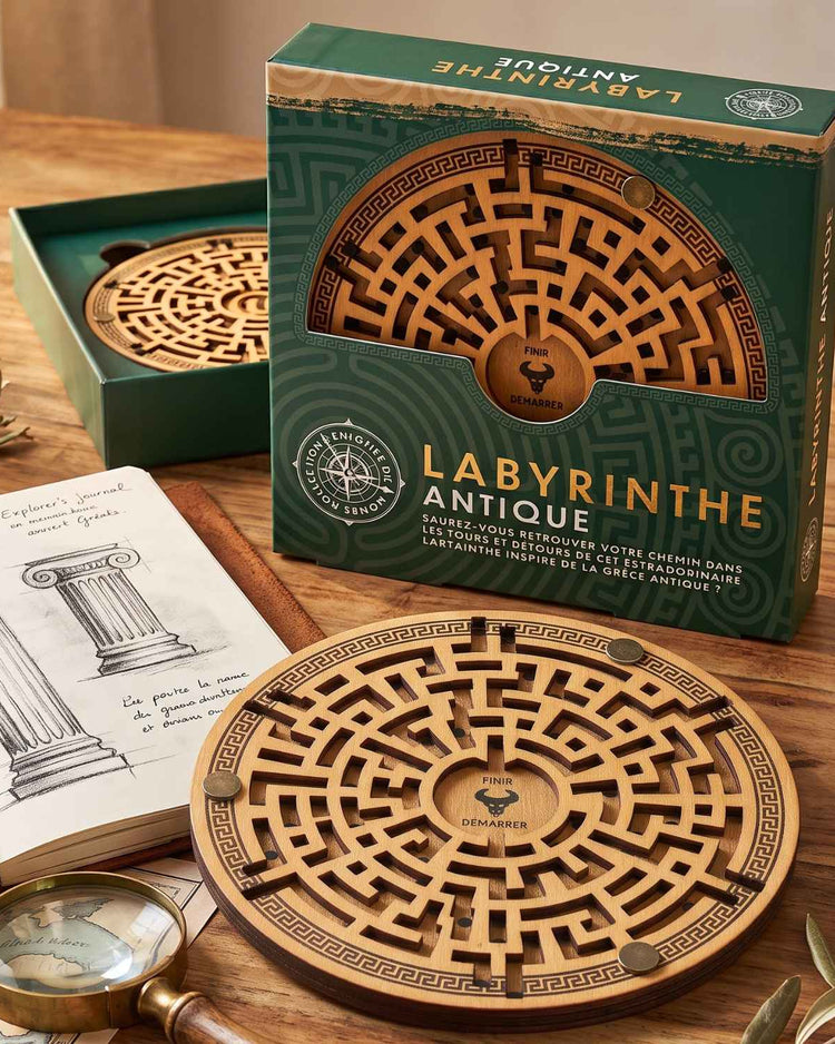 Vue de dessus du labyrinthe antique avec bille en mouvement
