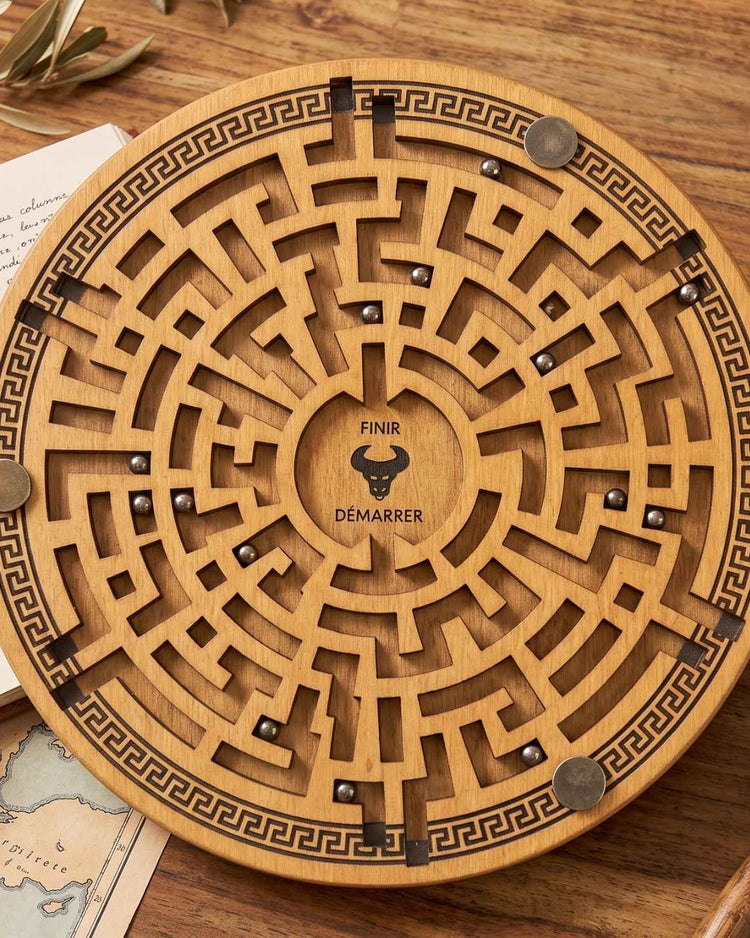 Vue de dessus du labyrinthe antique avec bille en mouvement