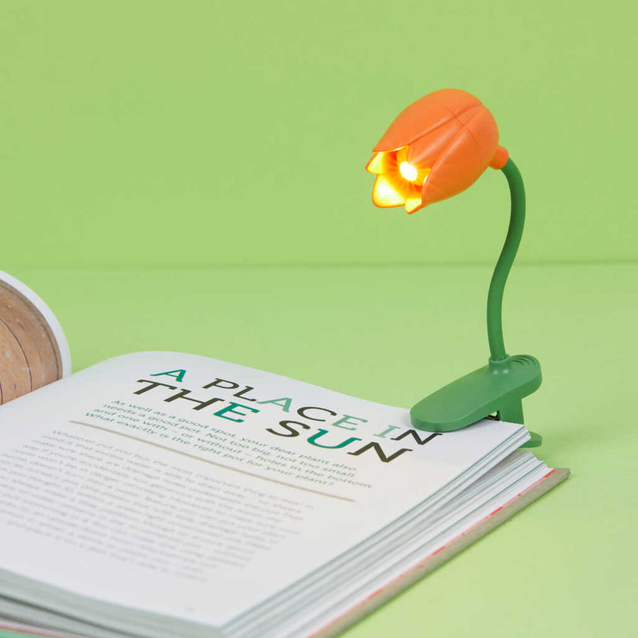 Liseuse tulipe orange avec un design élégant et compact.