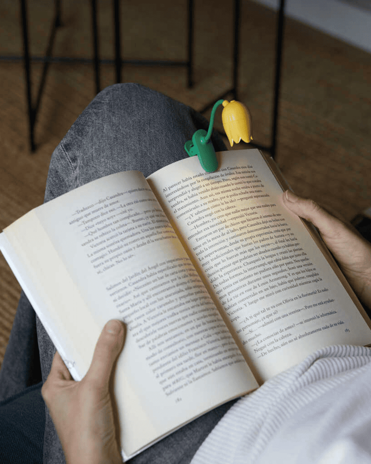 Liseuse tulipe jaune avec clip, éclairage doux sur pages