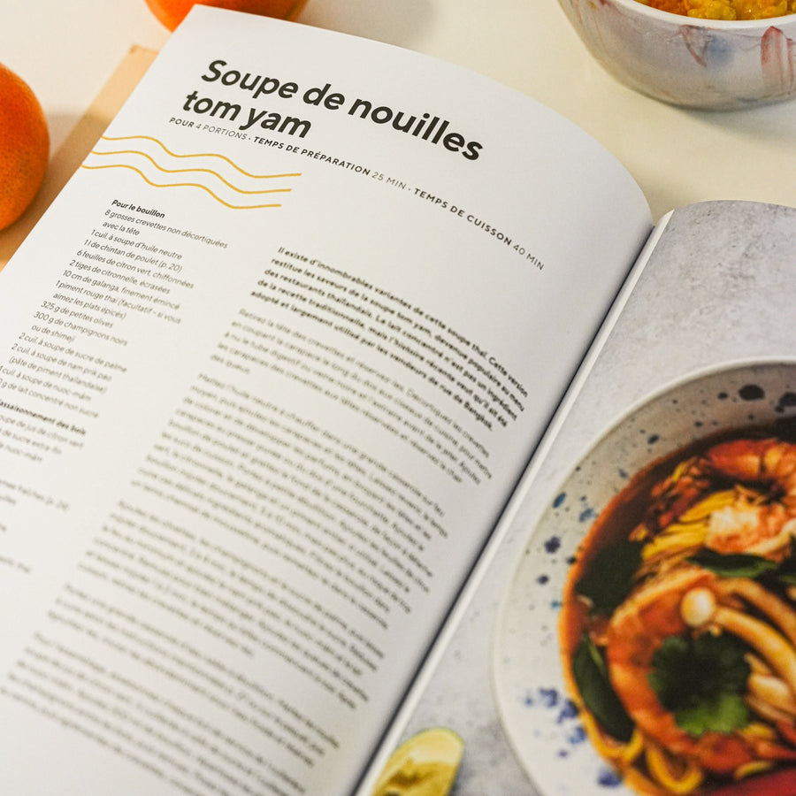 Livre de recettes avec une couverture illustrée de bols colorés.