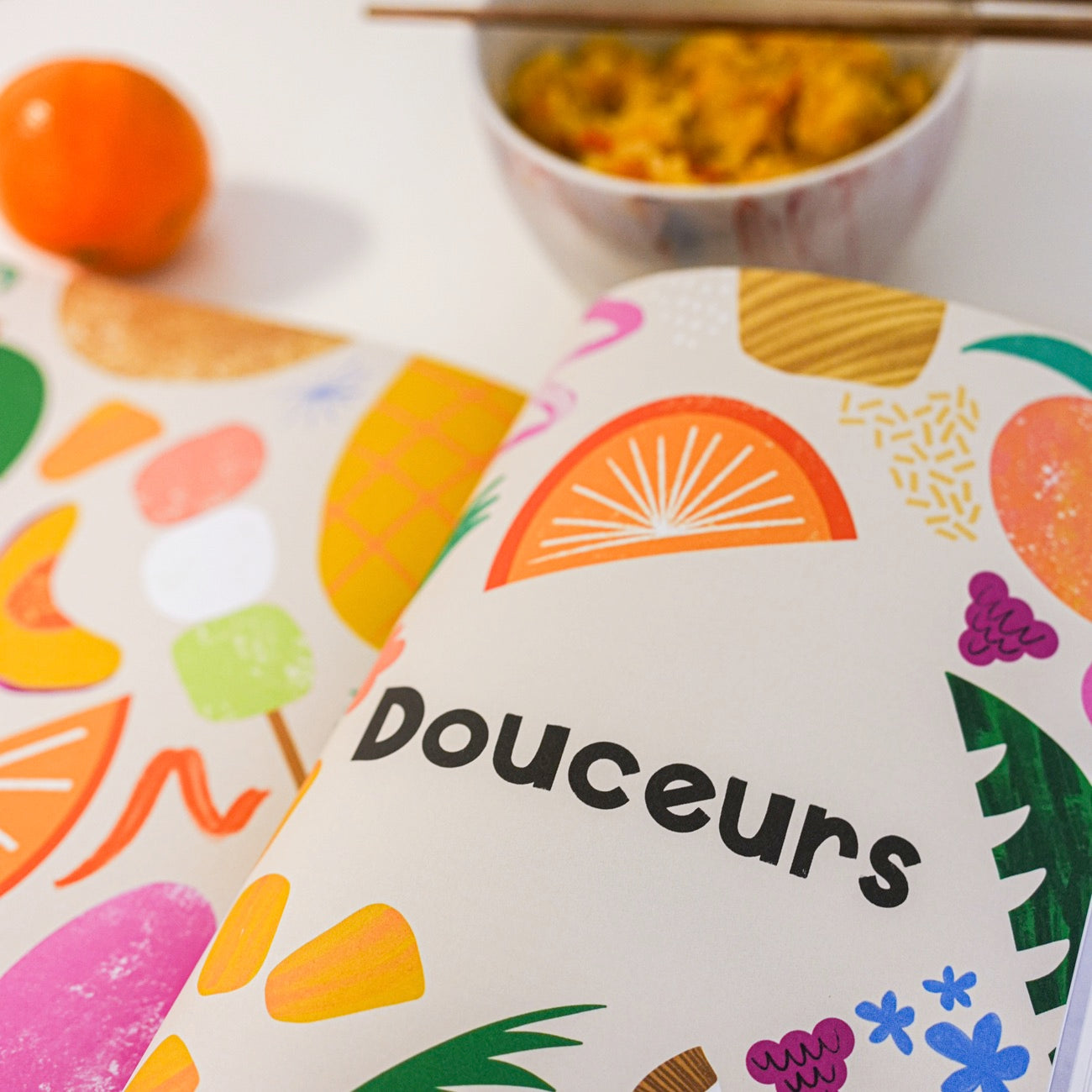 Couverture du livre de recettes avec des illustrations colorées.