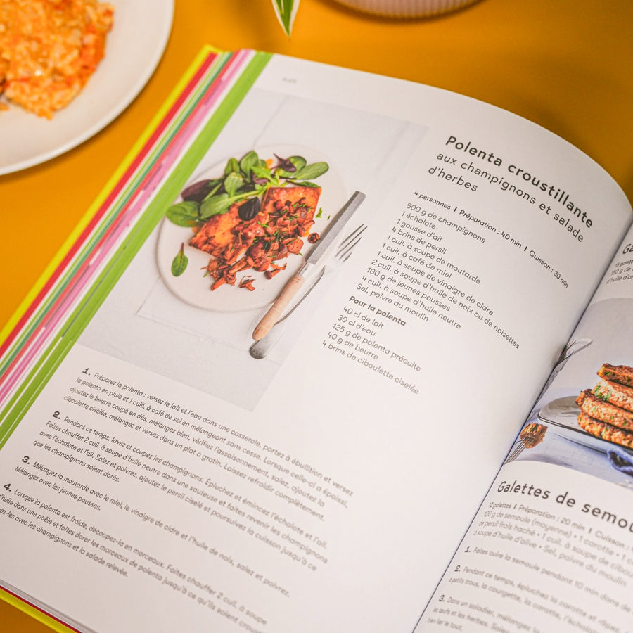 Livre de recettes végétariennes avec une couverture colorée.