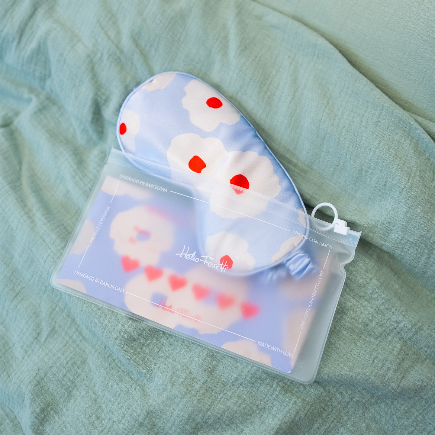 Masque de sommeil fleuri en tissu satiné, vue de face