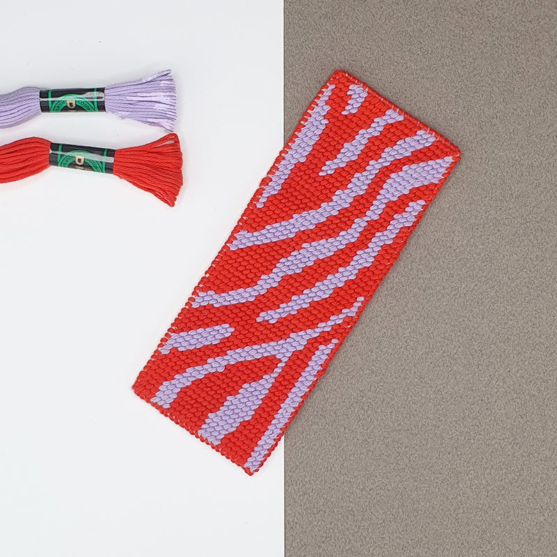 Marque-page zébré en canevas avec aiguille et fils inclus.