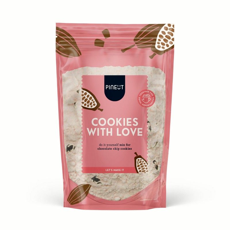 Mélange à cookies avec motifs en forme de cœur sur la plaque