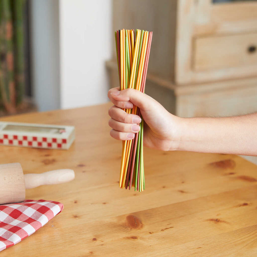 Mikado Pasta en forme de spaghettis sur fond blanc