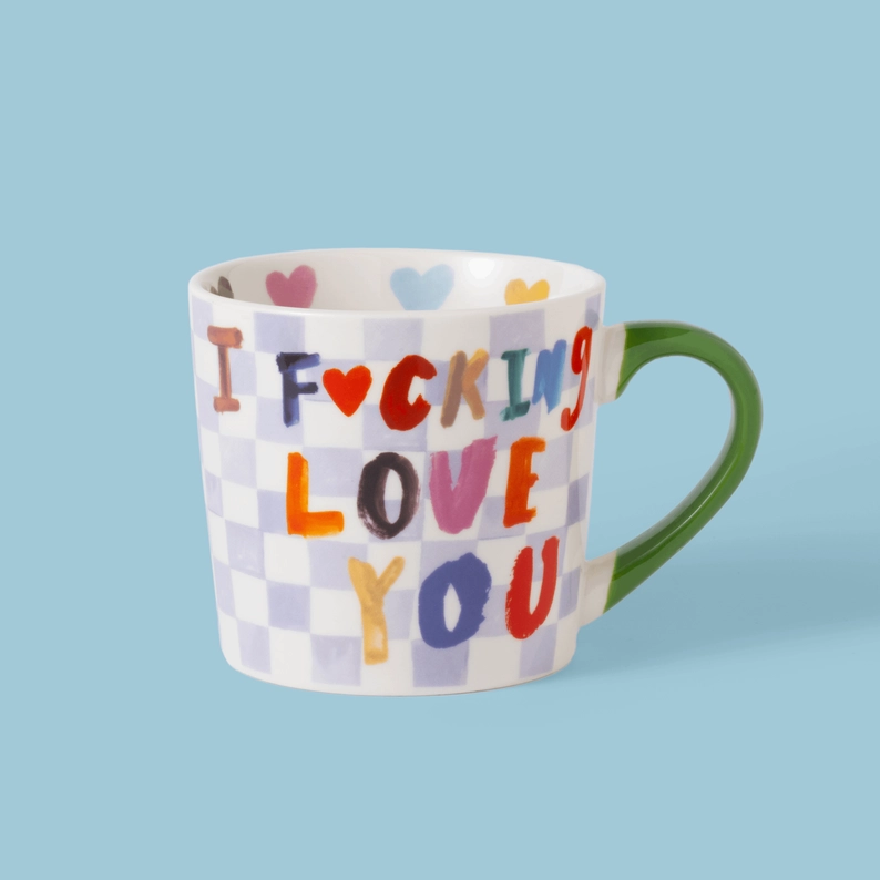 Mug coloré avec inscription humoristique sur fond blanc.