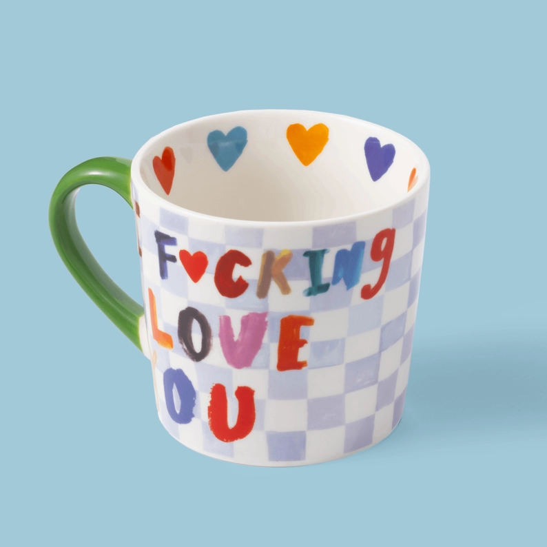 Mug coloré avec inscription humoristique sur fond blanc.