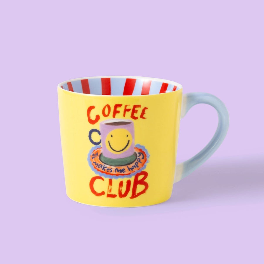 Mug Coffee Club avec message coloré sur fond blanc.
