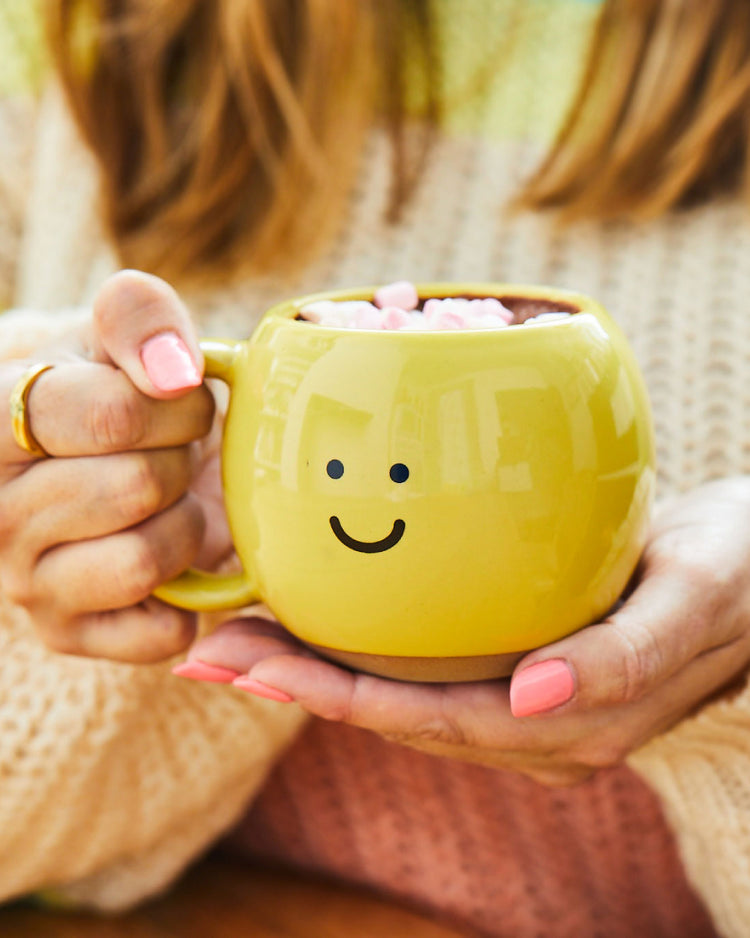 Mug Happy avec un sourire joyeux sur fond blanc