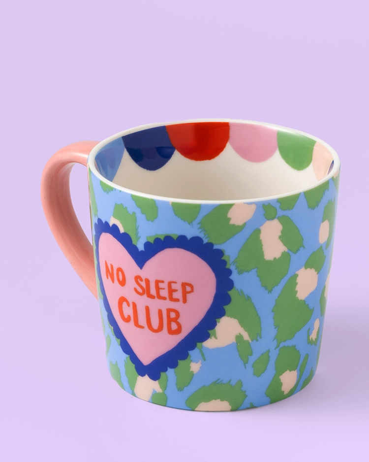 Mug coloré avec inscription No Sleep Club, vue de face.