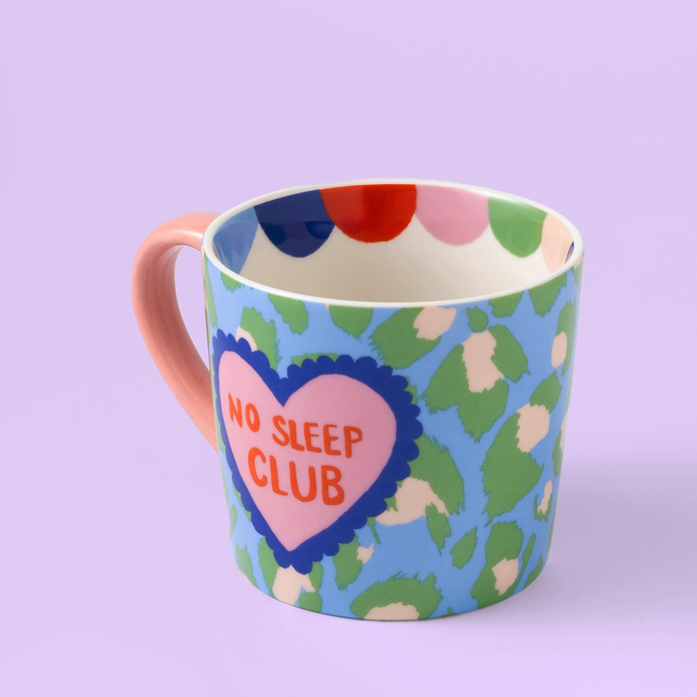 Mug coloré avec inscription No Sleep Club, vue de face.