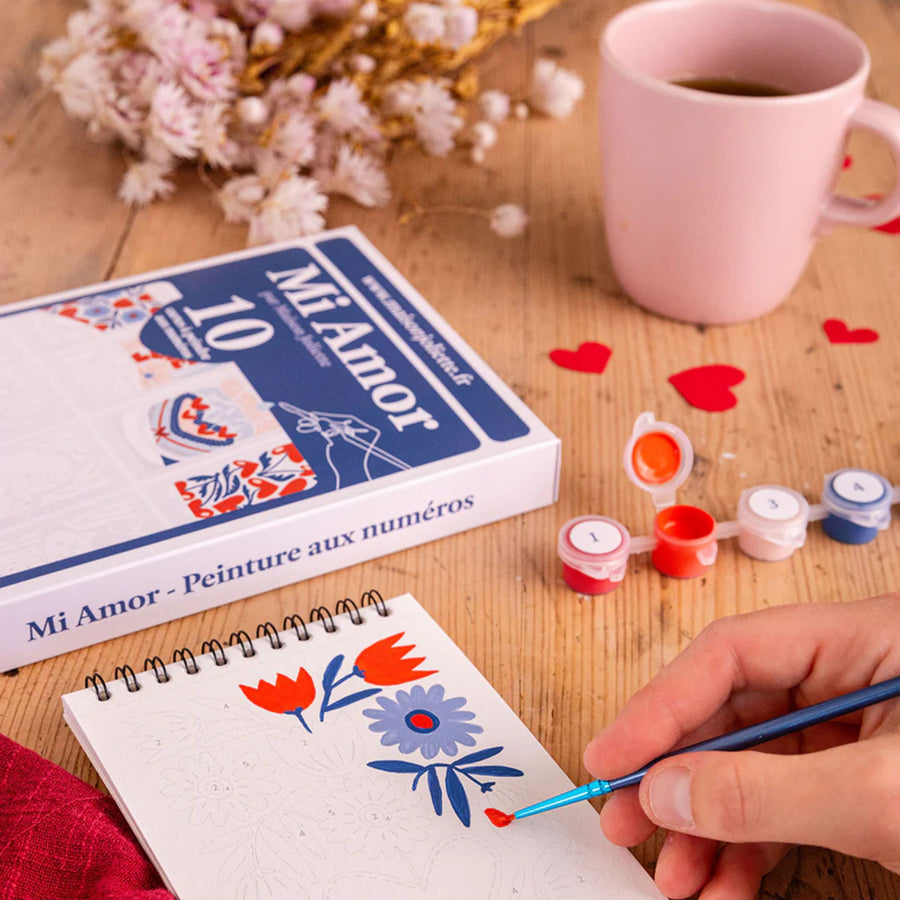 Cartes à peindre Mi Amour avec motifs d'amour colorés.