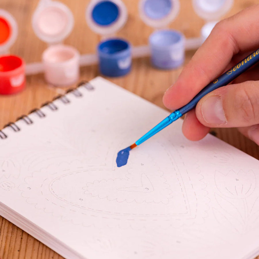 Détails des cartes à peindre avec motifs d'amour colorés.