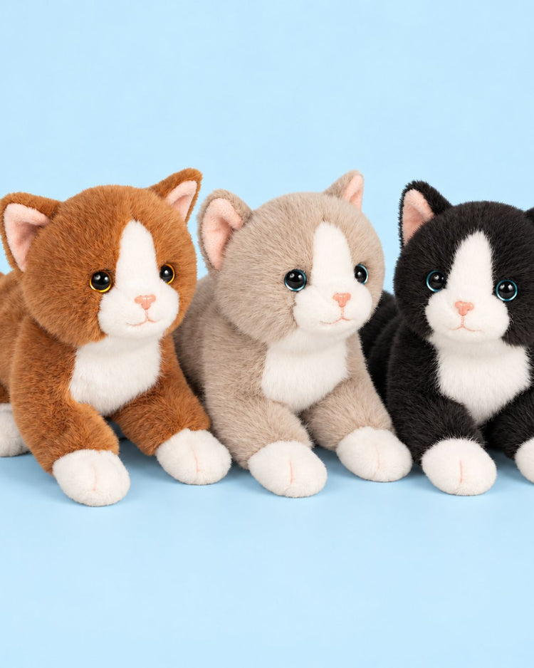 Peluche chat en position assise, texture douce et moelleuse
