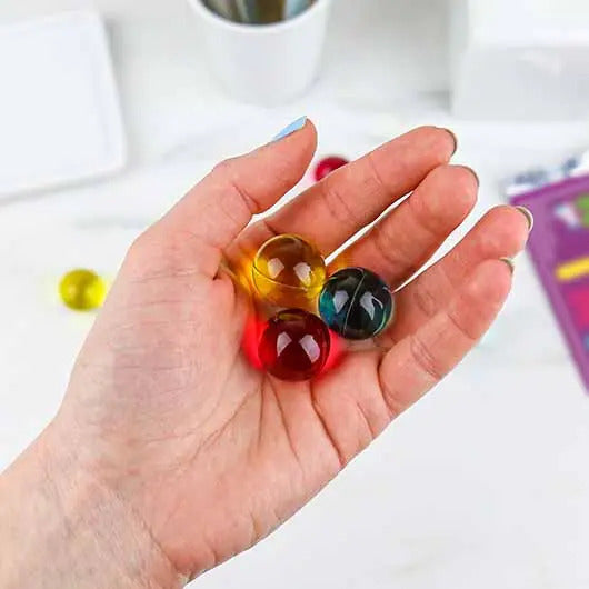 Perles de bain licorne aux couleurs vives dans un bol.