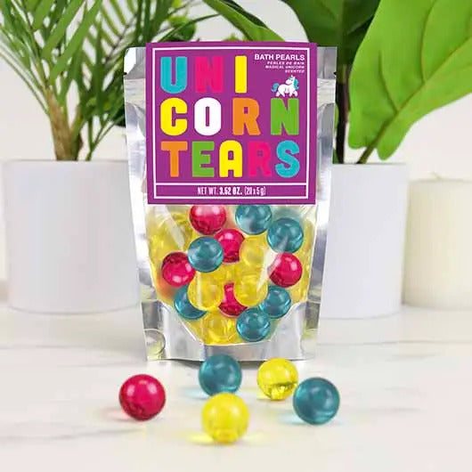 Perles de bain licorne aux couleurs vives dans un bol.