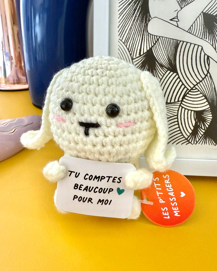 Lapin en crochet avec longues oreilles douces et regard attendrissant.